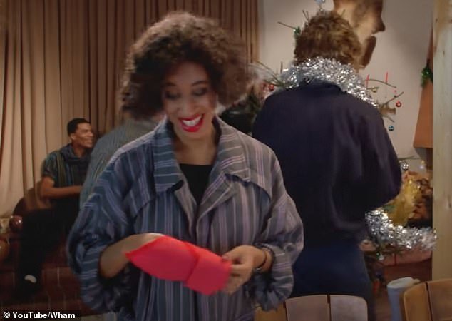 Η Helen 'Pepsi' DeMacque ετοίμαζε το τραπέζι στο βίντεο ενώ ο Τζορτζ Μάικλ στόλιζε το δέντρο