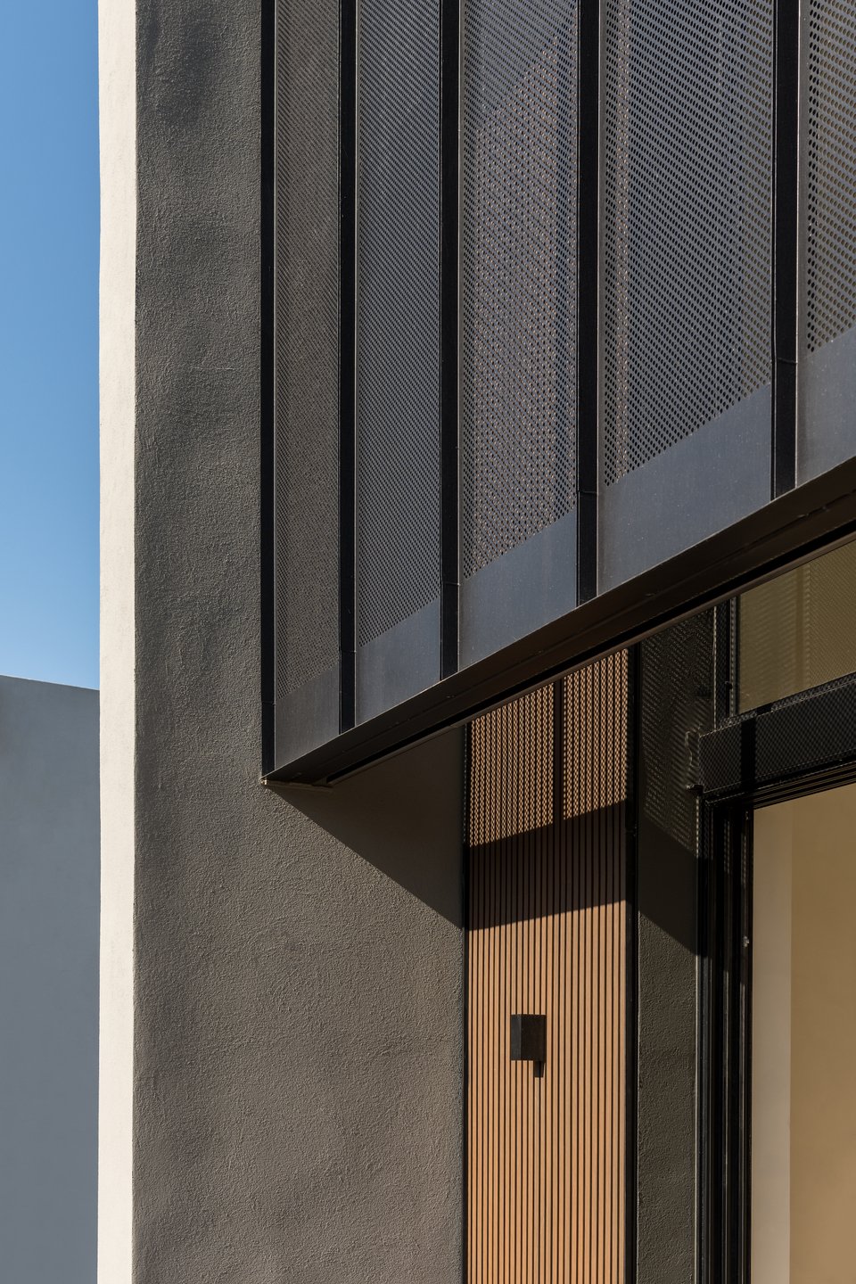 Λεπτομέρειες από την design πρόσοψη του εντυπωσιακού κτιρίου / Φωτογραφία: Γιώργος Σφακιανάκης
