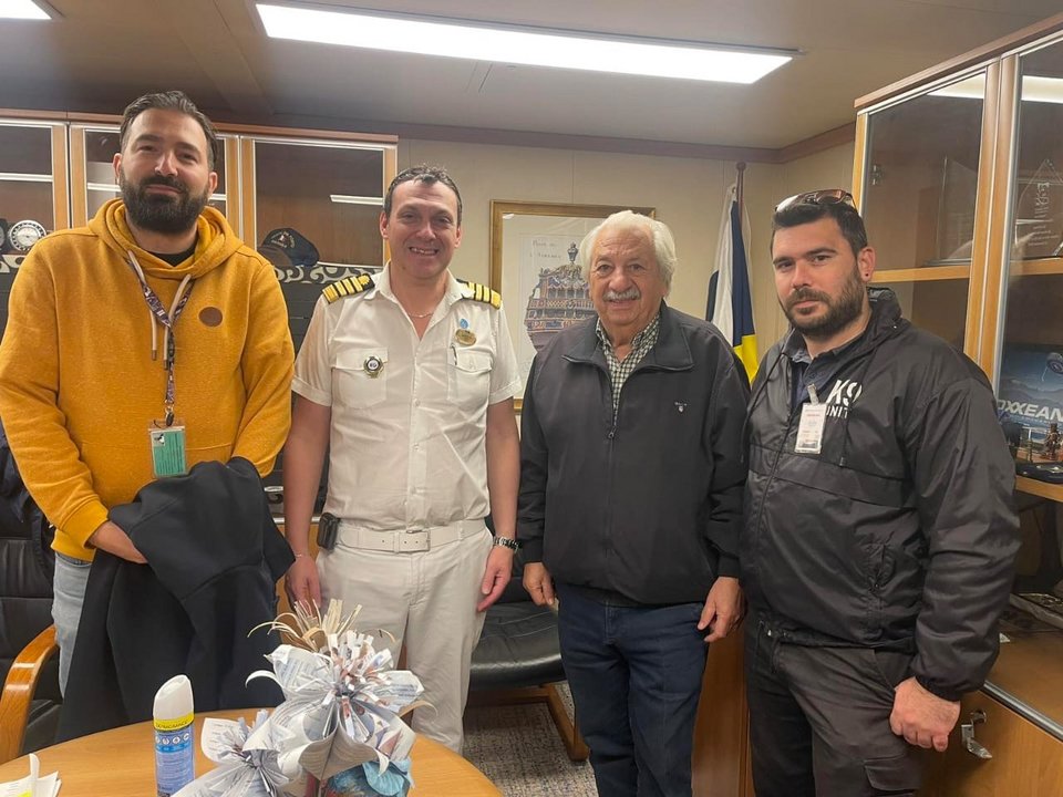 Ο πρόεδρος του Λιμενικού Ταμείου Αθ. Κουσαθανάς - Μέγας, με τον πλοίαρχο του κρουαζιερόπλοιου Island Princess Marco Cataldi, πλαισιωμένοι από τους Ευστράτιο Χέρρα, αναπληρωτή υπεύθυνο Ασφαλείας Λιμενικής Εγκατάστασης Μυκόνου και Αναστάσιο Τασίνα, υπεύθυνο Ασφαλείας σταθμού Μυκόνου της εταιρείας ICTS HELLAS / ΑΠΕ-ΜΠΕ