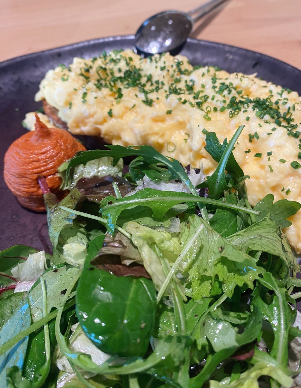 Scrambled eggs πάνω σε ζυμωτό ψωμί / Φωτογραφία: Μάνος Λειβαδάρος/iefimerida