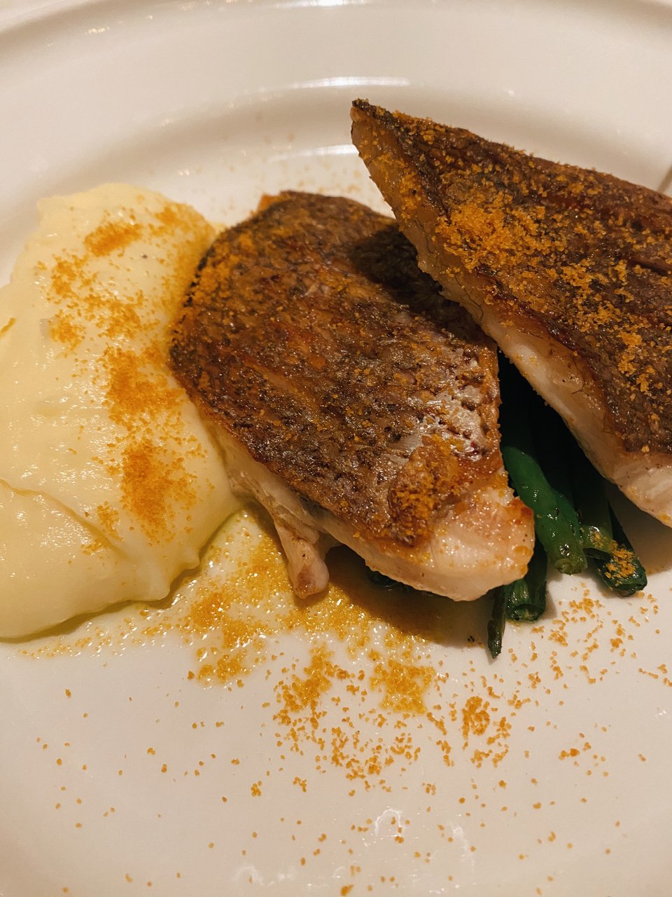 Ψητό φαγκρί με πουρέ  / Φωτογραφία: Μάνος Λειβαδάρος/iefimerida