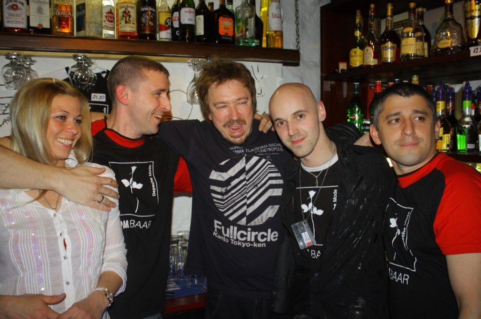 Και το τέως μέλος των Mode, o Alan Wilder (στο κέντρο) βρέθηκε στο μπαρ / DM Baar