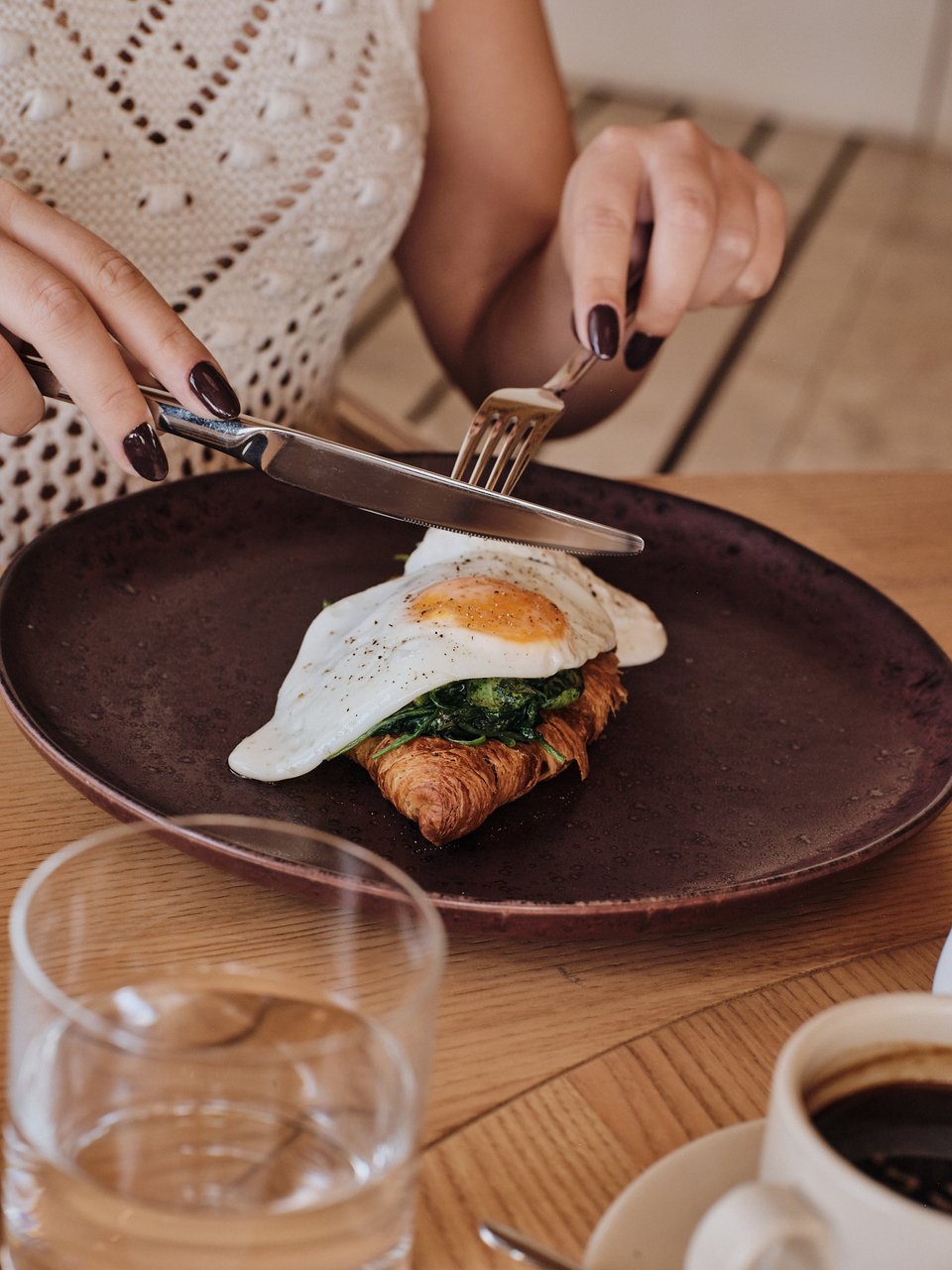 Κρουασάν με αυγό στο brunch του Bungalow 7