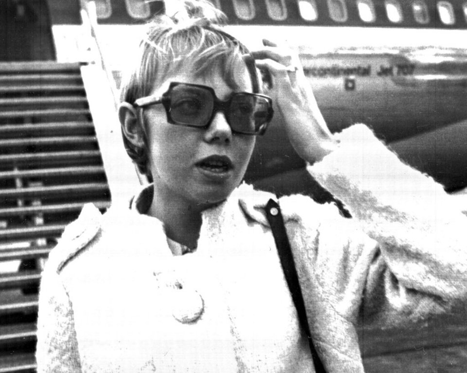 Η 17χρονη Juliane Koepcke, μοναδική επιζήσασα από το αεροπορικό δυστύχημα στη ζούγκλα του Περού τον Δεκέμβριο του 1971, φτάνει στο αεροδρόμιο της Φρανκφούρτης