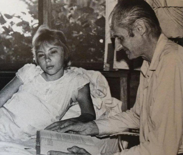Η Juliane Koepcke αναρρώνει με τον πατέρα της στο πλευρό της μετά τη συντριβή της πτήσης 508 της LANSA.