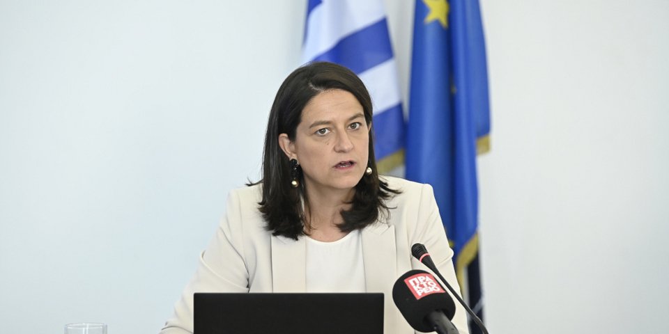 Η Νίκη Κεραμέως μιλά σε δημοσιογράφους/Intimenews
