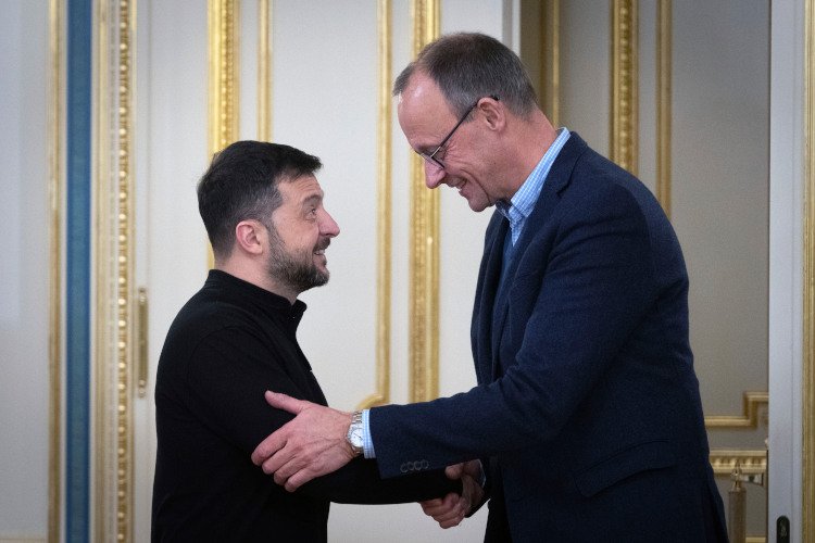 Ο Ουκρανός πρόεδρος Ζελένσκι υποδέχεται στο Κίεβο τον Φρίντριχ Μερτς/AP