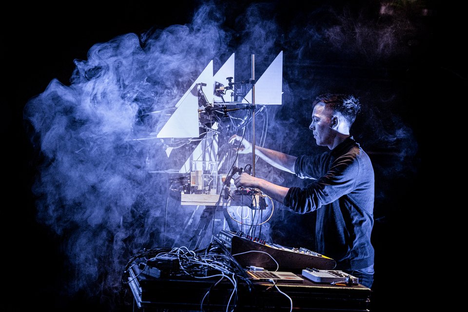 Moritz Simon Geist – Techno Robotic Performance