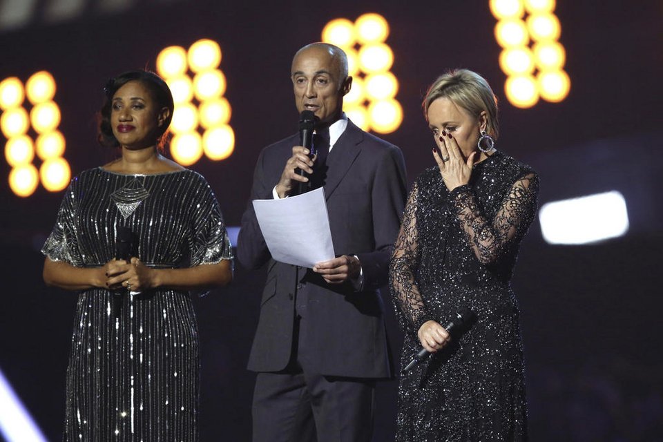 Οι Pepsi DeMacque από αριστερά, Andrew Ridgeley και Shirlie Holliman αποτίουν φόρο τιμής στον George Michael στα Brit Awards 2017 στο Λονδίνο