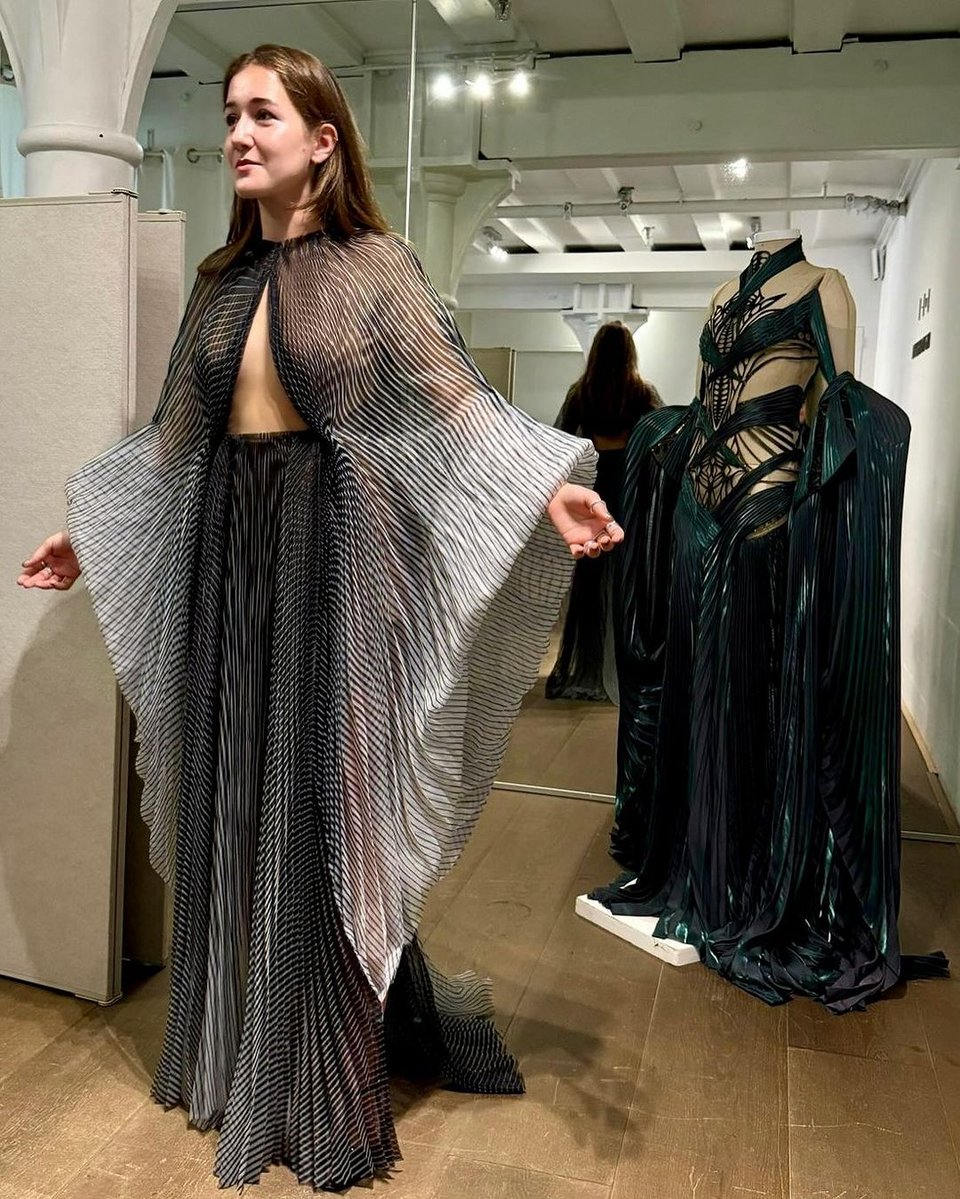 Η Σοφία Γιαδιγκάρογλου κάνει fitting