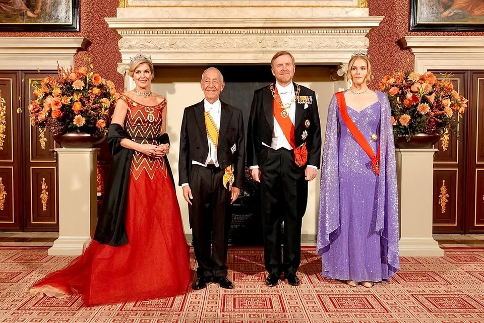 Βασίλισσα Μάξιμα, βασιλιάς Βίλεμ Αλεξάντερ και πριγκίπισσα Αμαλία με τον Πορτογάλο πρόεδρο