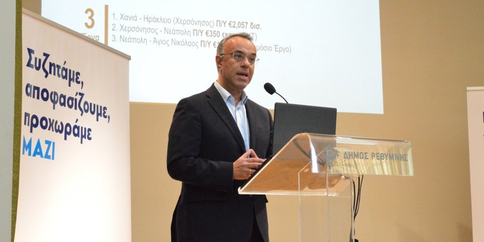 Ο Χρήστος Σταϊκούρας παρουσιάζει τα έργα και τις πρωτοβουλίες για την Κρήτη/Φωτογραφία: Υπουργείο Υποδομών και Μεταφορών