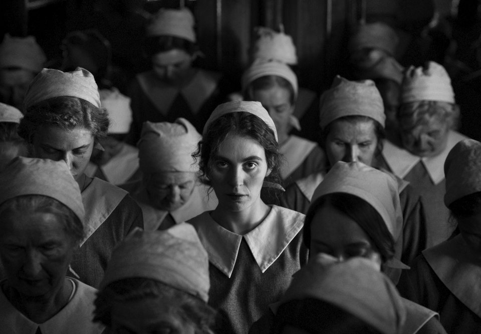 TO ΚΟΡΙΤΣΙ ΜΕ ΤΗ ΒΕΛΟΝΑ