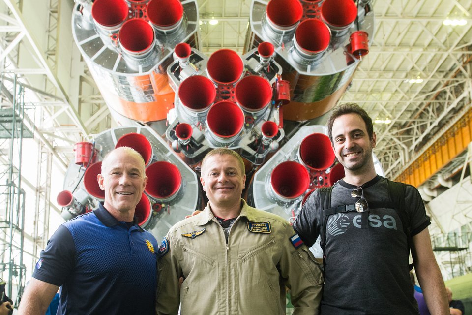 Η ιατρική ομάδα μπροστά από τον πύραυλο Soyuz [Σύλλογοι Andrey Shelepin] 