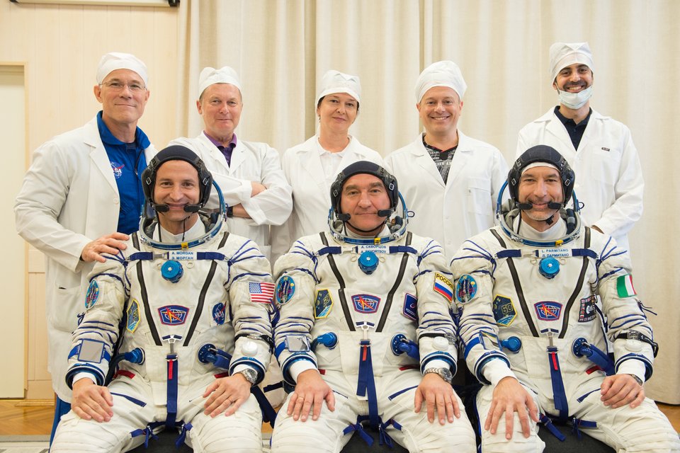Ο Αδριανός Γολέμης (πανω δεξιά) με συναδέλφους του και τρεις αστροναύτες λίγο πριν την εκτόξευση