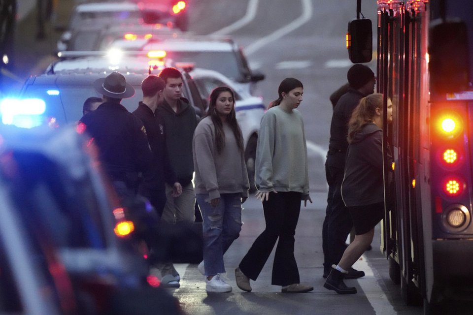 Φυγάδευση μαθητών μετά τους πυροβολισμούς / Φωτογραφία AP
