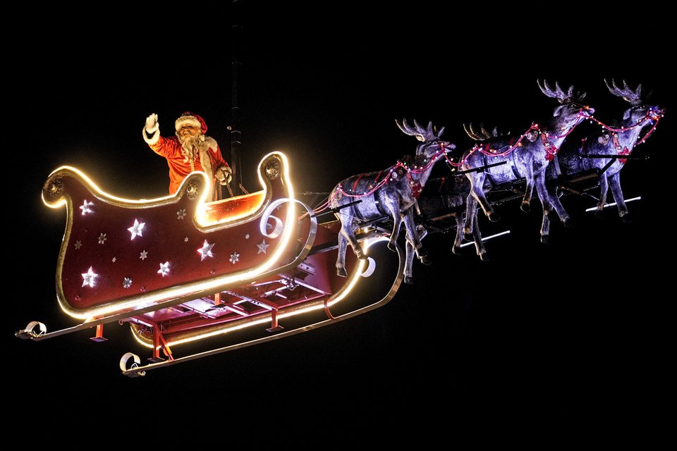 Ένας ηθοποιός ντυμένος Άγιος Βασίλης σε ένα έλκηθρο πάνω από ένα χριστουγεννιάτικο πανηγύρι στο Χέρνε της Γερμανία