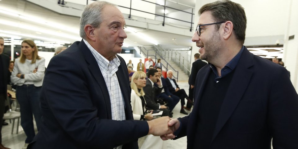 Ο Κώστας Καραμανλής ανταλάσσει χειραψία με τον πρόεδρο του ΠΑΣΟΚ Νίκο Ανδρουλάκη / Φωτογραφία: ΑΡΓΥΡΩ ΑΝΑΣΤΑΣΙΟΥ/EUROKINISSI