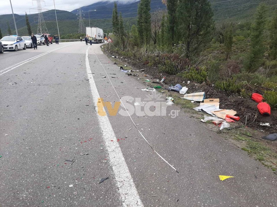 Από τη σφοδρή σύγκρουση τραυματίστηκε θανάσιμα ο 73χρονος οδηγός του ΙΧ