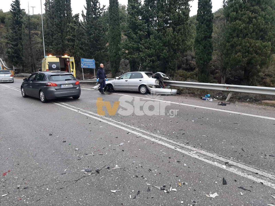 Το ΙΧ συγκρούστηκε μετωπικά με φορτηγό