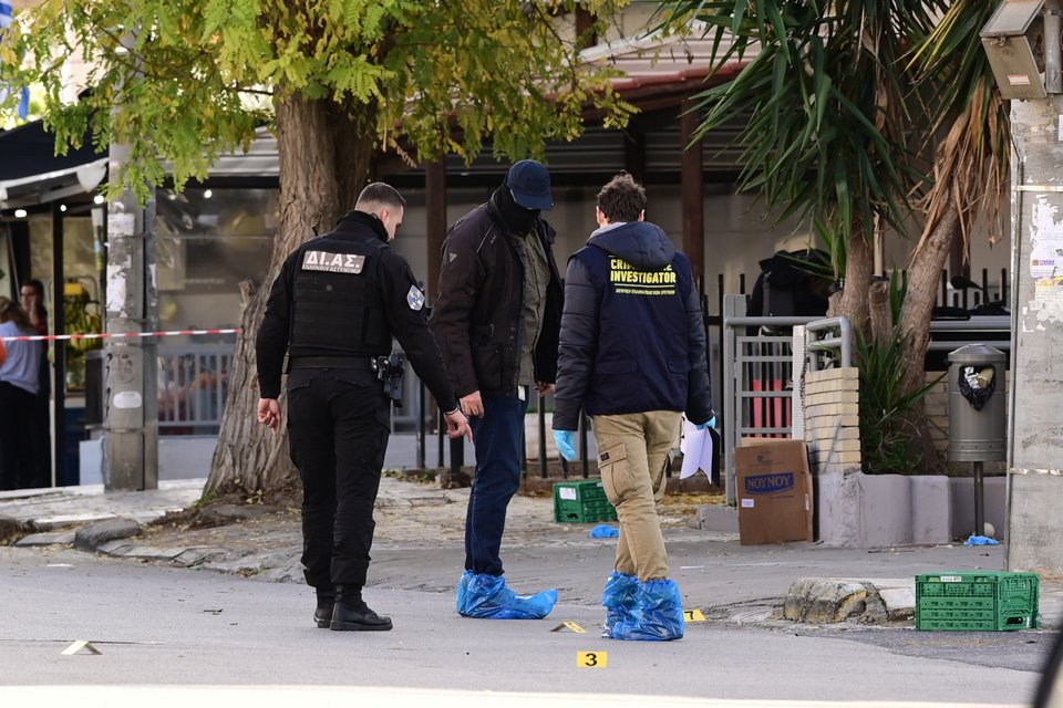 Αστυνομικοί συλλέγουν στοιχεία / Φωτογραφία: ΜΙΧΑΛΗΣ ΚΑΡΑΓΙΑΝΝΗΣ/EUROKINISSI