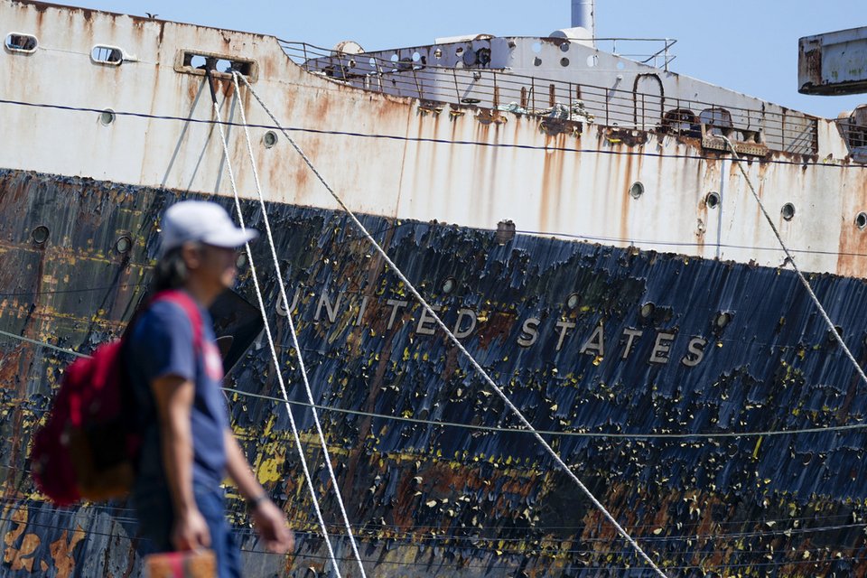 Ένα άτομο περνάει δίπλα από τις S.S. Ηνωμένες Πολιτείες που είναι αγκυροβολημένο στον ποταμό Ντέλαγουερ στη Φιλαδέλφεια