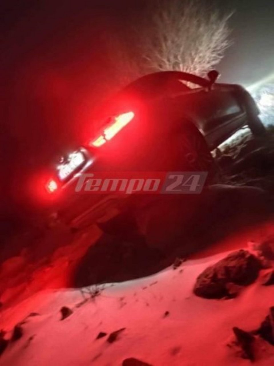 Το όχημά τους βρέθηκε να «κρέμεται» στον γκρεμό