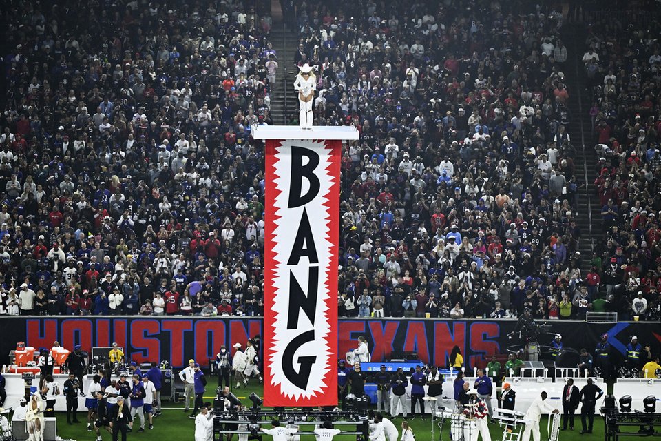 Ένα πανό που έγραφε «BANG» ξετυλίχθηκε κάτω από την πλατφόρμα την ώρα που τραγουδούσε η Μπιγιονσέ