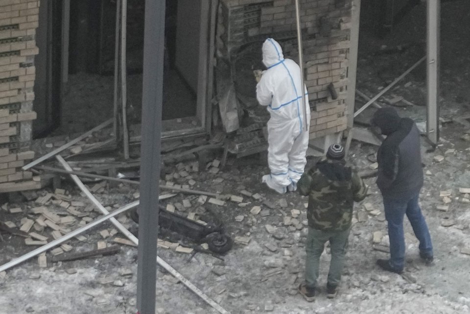 Πυροτεχνουργοί στο σημείο της έκρηξης στην «καρδιά» της Μόσχας / Φωτογραφία AP