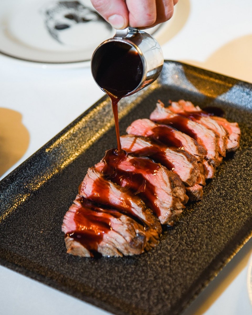 To ζουμερό chateaubriand του Brutus Tavern / Φωτογραφία: brutustavern/Instagram