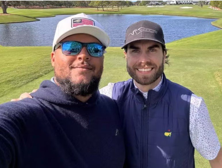 Ο Κόνορ Κρουζ ποζάρει με φίλο του στο Pelican Golf Club στο Belleair της Φλόριντα