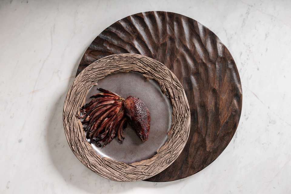 Περιστέρι γλασαρισμένο με καπνιστά κεράσια, άγρια μανιτάρια και ψητό αντίδι στο Delta Restaurant / Φωτογραφία: @Zak Viemon