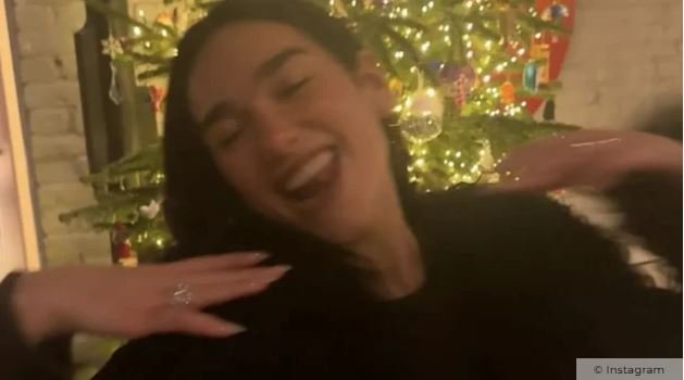 Η Dua Lipe δείχνει το δαχτυλίδι των αρραβώνων της 