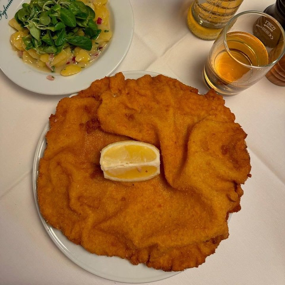 Το σνίτσελ στο εστιατόριο «Figlmüller» φημίζεται για το μέγεθός του