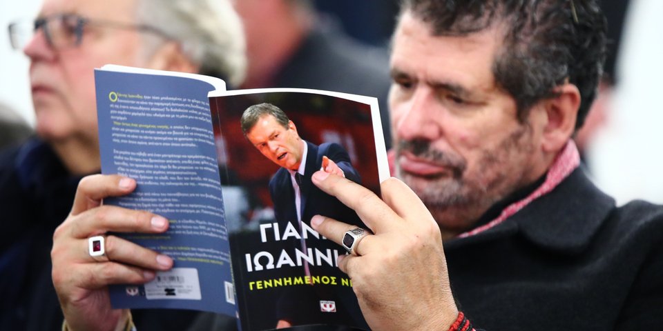 Ο παλαίμαχος Νίκος Φιλίππου διαβάζει το βιβλίο των Σκουντή-Καρύδα για τον Γιάννη Ιωαννίδη / Φωτογραφία: ΑΡΓΥΡΩ ΑΝΑΣΤΑΣΙΟΥ/EUROKINISSI