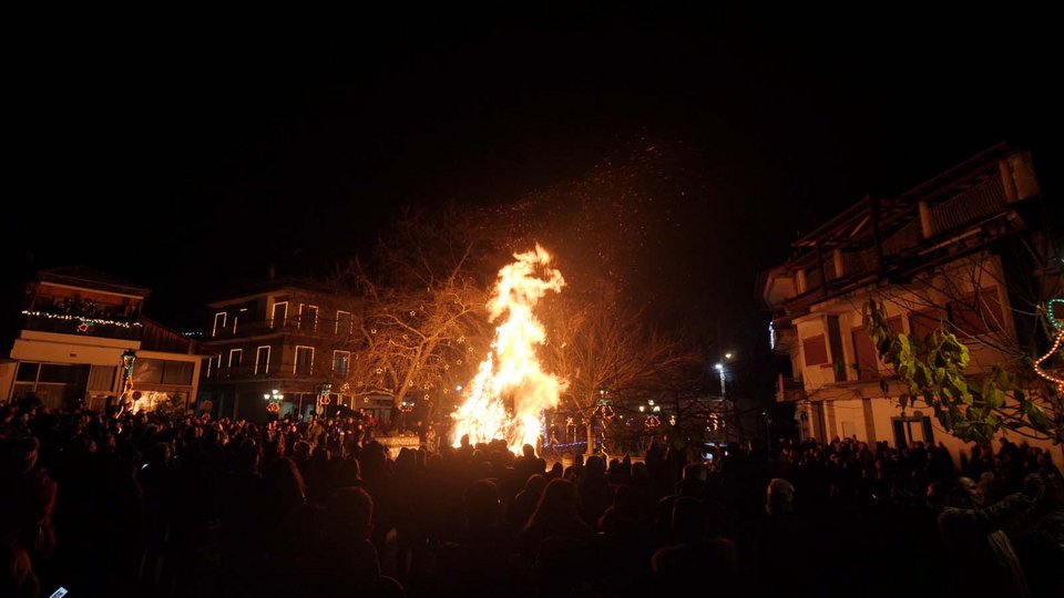 Πελώριες φωτιές, κρασί και χορός στα έθιμα των Χριστουγέννων