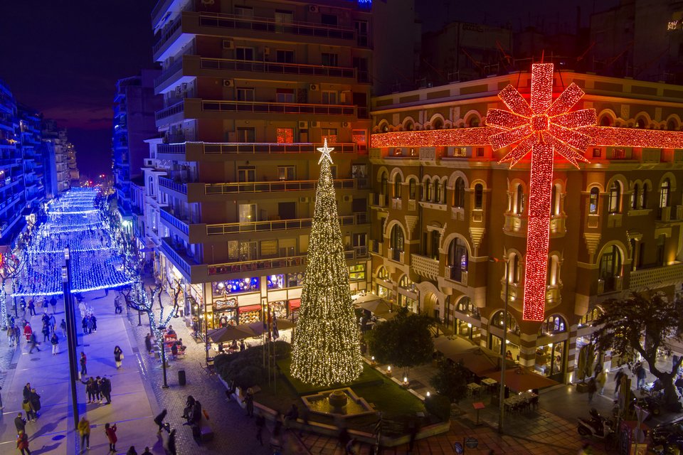 Πλήθος κόσμου κατακλύζει καθημερινά το κέντρο της Θεσσαλονίκης και πολίτες από κάθε μεριά της πόλης, όπως και ξένοι επισκέπτες, κυρίως από Βαλκανικές χώρες. / ΒΕΡΒΕΡΙΔΗΣ ΒΑΣΙΛΗΣ