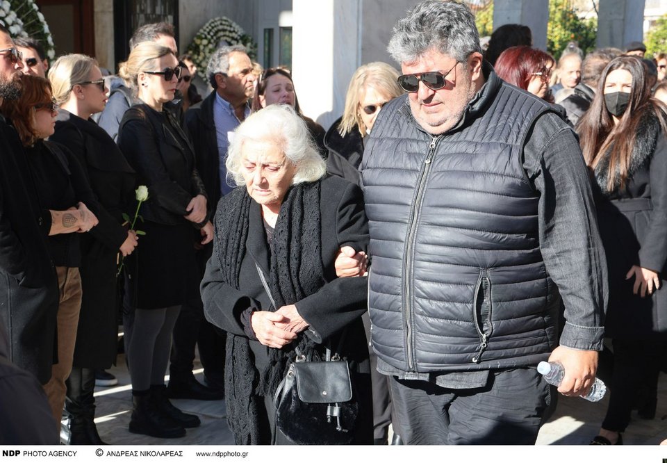 Συντετριμμένη η μητέρα του Δημήτρη Ήμελλου
