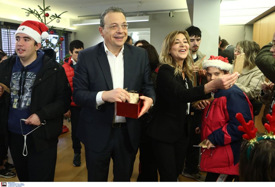 Το Σωματείο Γονέων ΑμεΑ «Νίκη» έψαλε τα χριστουγεννιάτικα κάλαντα στον πρόεδρο του ΣΥΡΙΖΑ Σωκράτη Φάμελλο