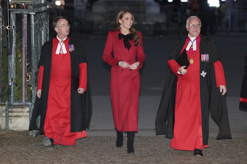 Η Κέιτ Μίντλετον με κατακόκκινο παλτό και μαύρο φιόγκο / Φωτογραφία: Isabel Infantes/Pool photo via AP