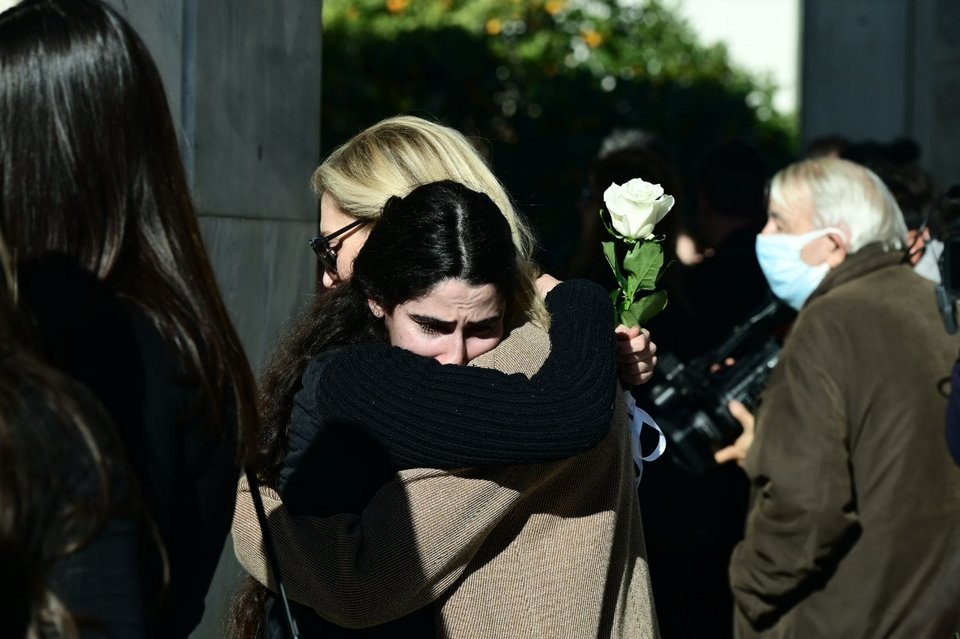 Με δάκρυα στα μάτια φίλοι και μαθητές του Δημήτρη Ήμελλου
