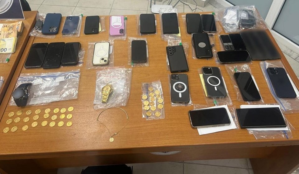 Σύμφωνα με τα στοιχεία που εμπεριέχονται στη δικογραφία από τις τηλεφωνικές παρακολουθήσεις των μελών του κυκλώματος, στις συνομιλίες τους χρησιμοποιούσαν κωδικοποιημένες φράσεις προκειμένου να μη γίνονται αντιληπτοί.