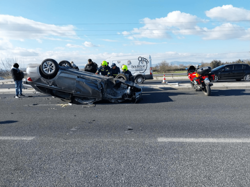 Η σφοδρότητα της σύγκρουσης ήταν τέτοια, που είχε ως αποτέλεσμα εν εκ των δύο ΙΧ να ντελαπάρει στη μέση του δρόμου