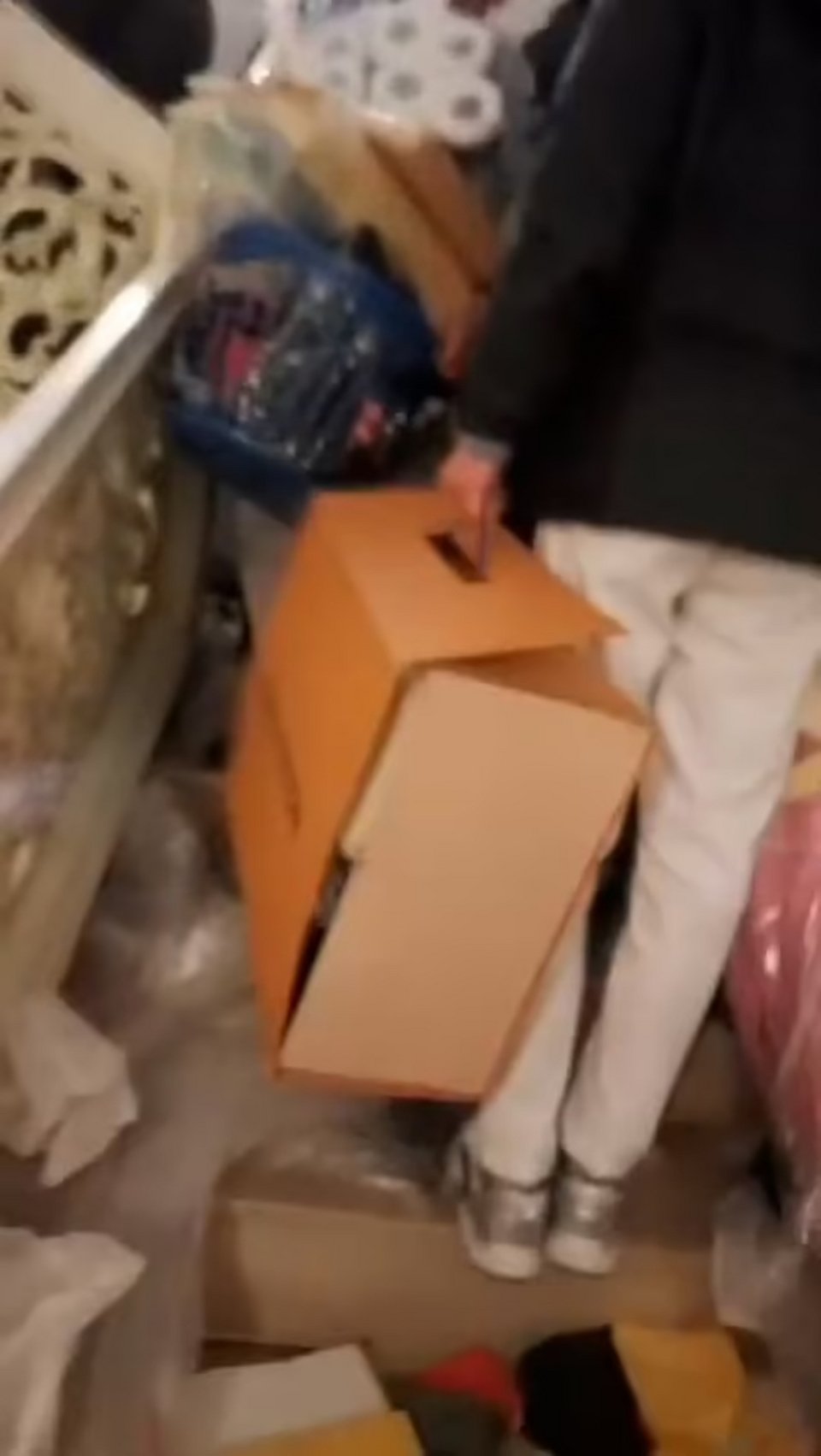 Με κουτί Louis Vuitton στα χέρια