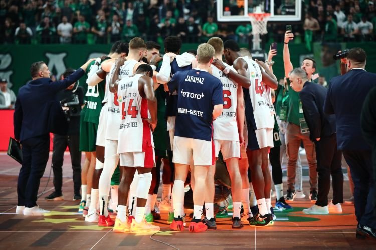 Ολοι οι παίκτες κάνουν ένα ανθρώπινο τοίχος πάνω από τον Ματίας Λεσόρ / INTIME NEWS