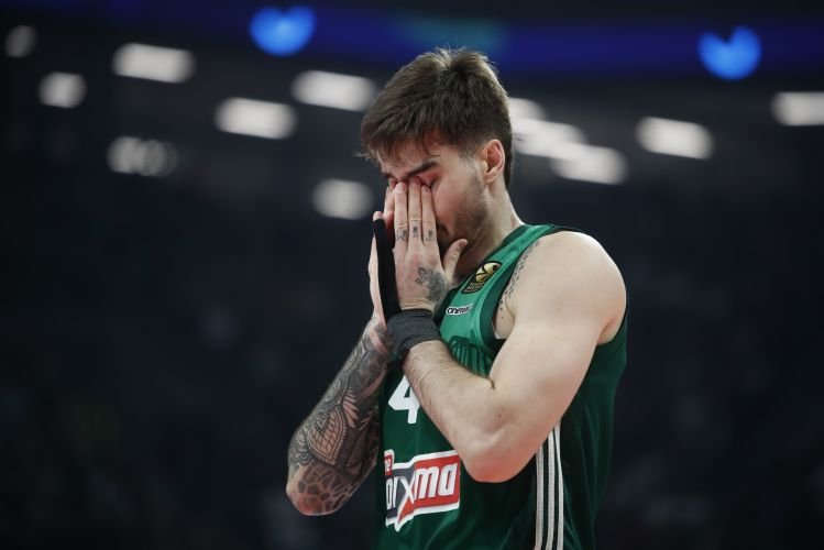 O Χουάντσο Ερνανγκόμεθ δεν μπορεί να συγκρατήσει τα δάκρυα του μπροστά στον τραυματισμό του Ματίας Λεσόρ / EUROKINISSI