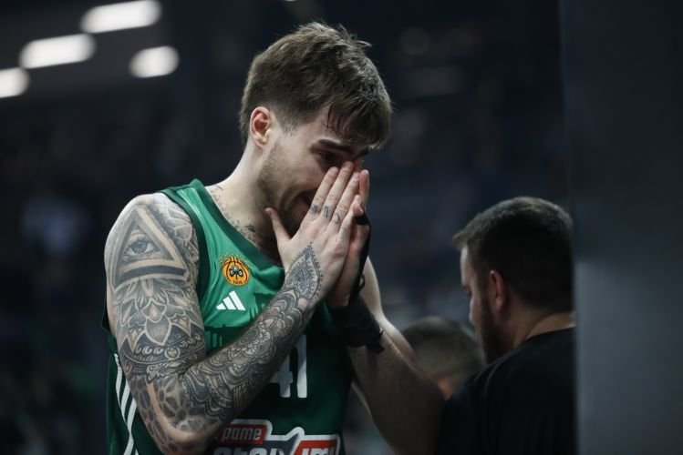 O Χουάντσο Ερνανγκόμεθ δεν μπορεί να συγκρατήσει τα δάκρυα του μπροστά στον τραυματισμό του Ματίας Λεσόρ / EUROKINISSI