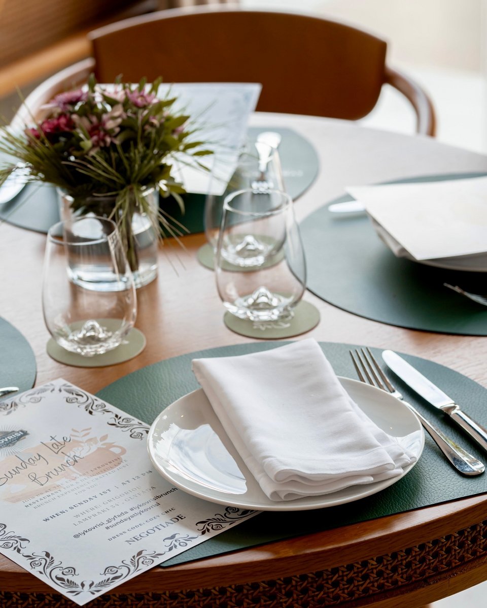 Το τραπέζι της «Λυκόβευσης», μοντέρνο, με πινελιές κλασικής κομψότητας