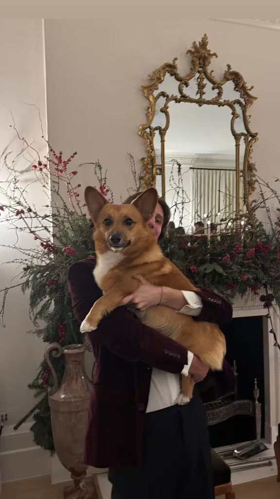 Ο Οδυσσέας με αγκαλιά τον σκύλο της οικογένειας