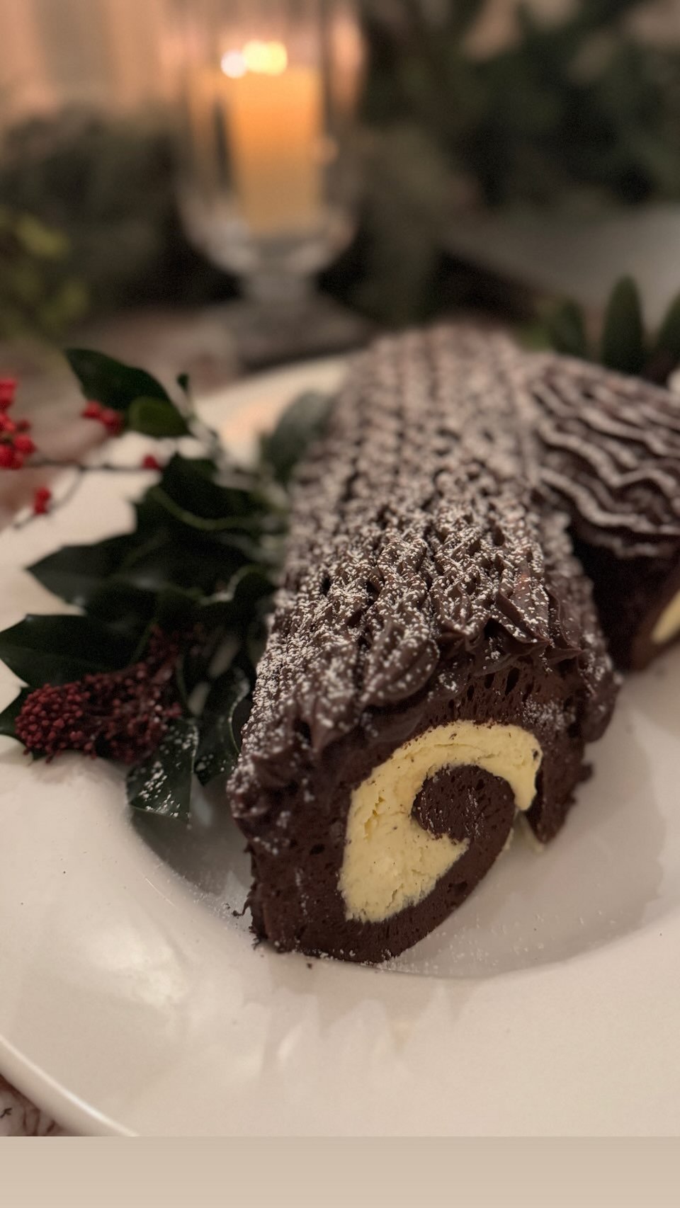 Στα επιδόρπια περιλαμβάνονταν ο κορμός με σοκολάτα και κρέμα